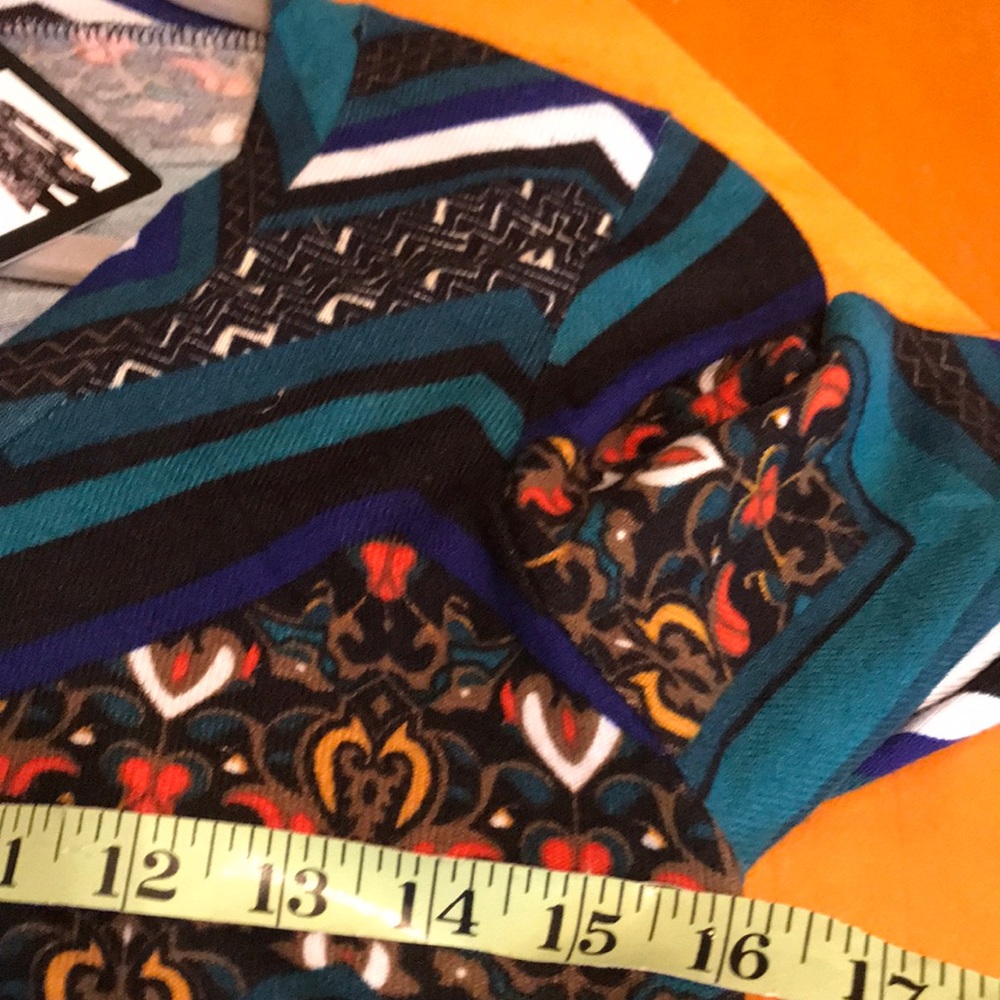 Win Win Tunic / NWT - Picture 5 of 8